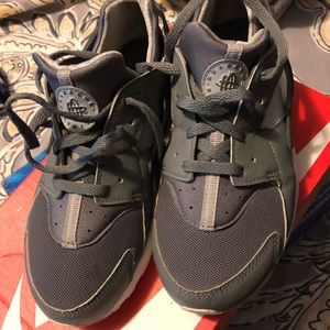 Boys Nike Huaraches sneakers